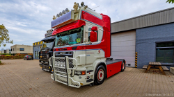 20251019-Tom-Holding-00367